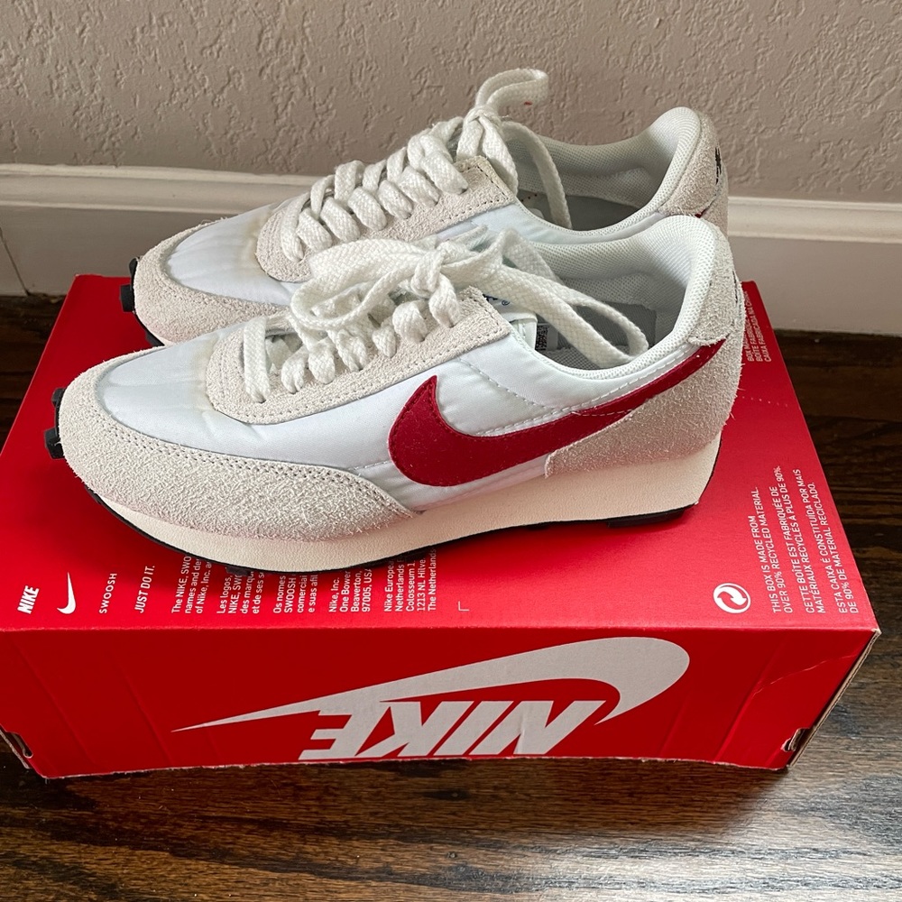 New Nike daybreak sneakers size 6 in women’s/ 4.5 men’s